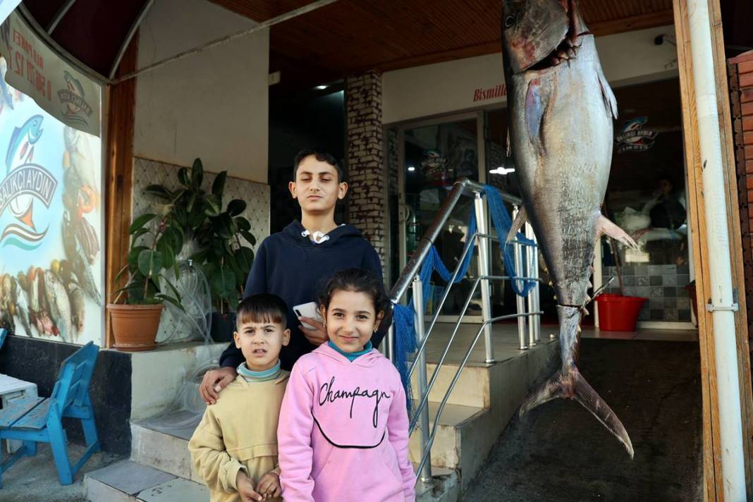 İnsan boyunda dev balık, görenlere küçük dilini yutturdu! O kentte sergileniyor 6